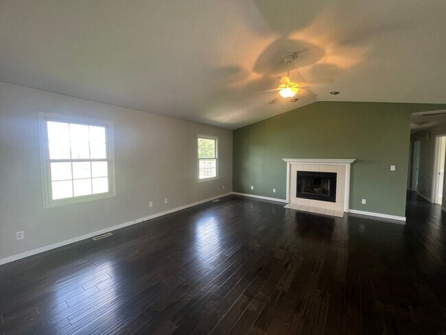 Building Photo - 4 Bedroom 2 Full Bath Chatham!