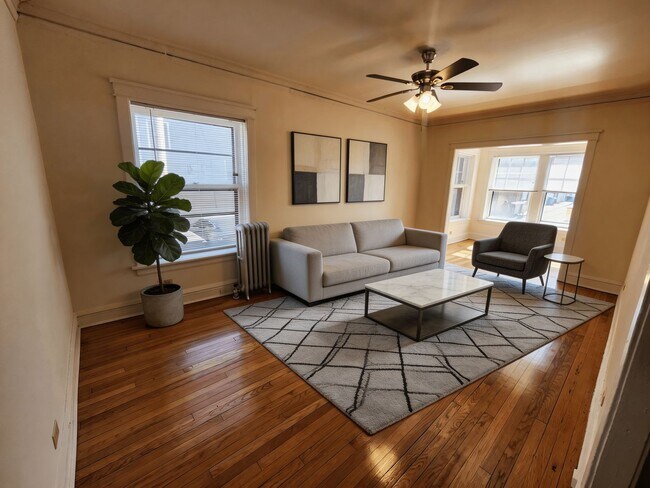 Building Photo - 3348-1 W Sunnyside 1bed/1bath