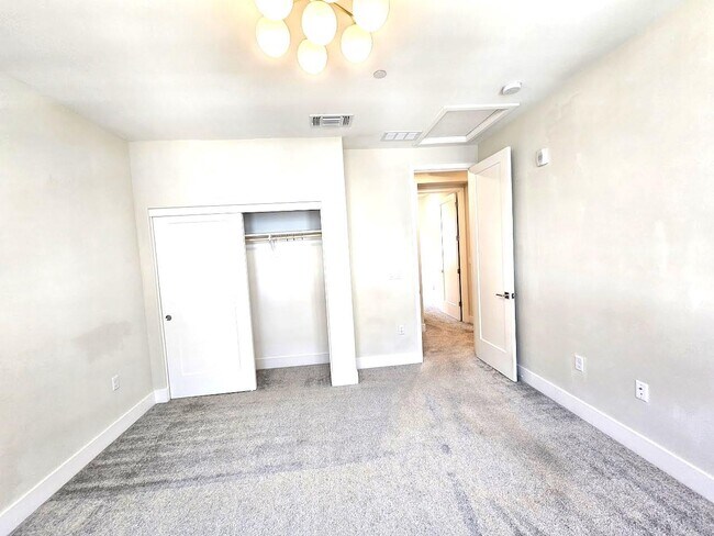 Building Photo - 122 Ranch Ln