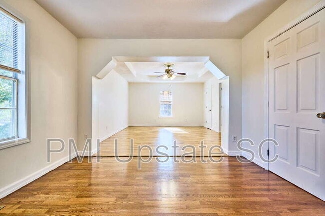 Building Photo - 28 Pine Grove Ln