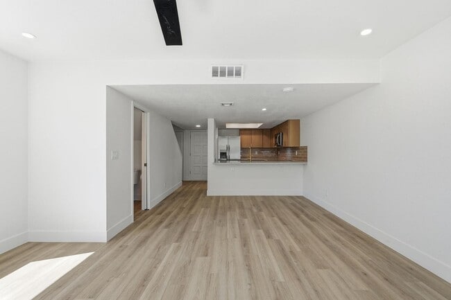 Building Photo - 122 S Hardy Dr