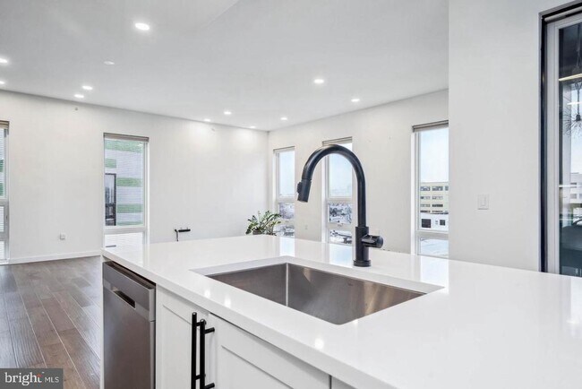 Building Photo - 1501 N 31st St