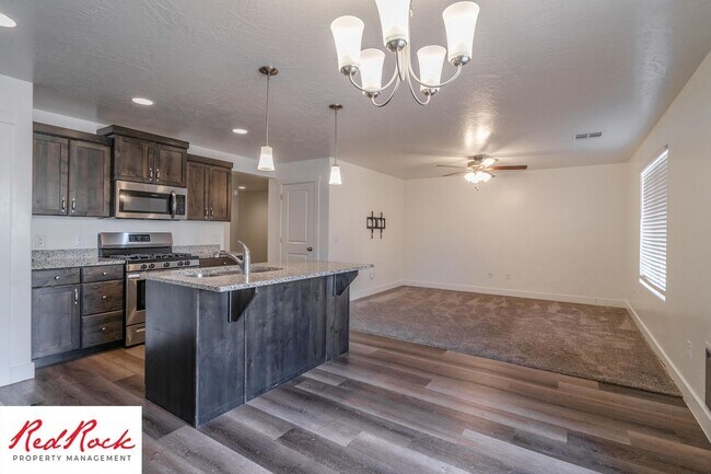 Building Photo - Move In Special - $500 Off First Months Re...