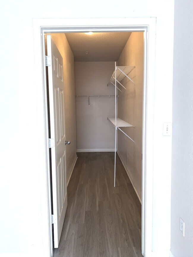 Building Photo - Updated 2x2 condo 1121 square feet, vinyl plank floors & balcony