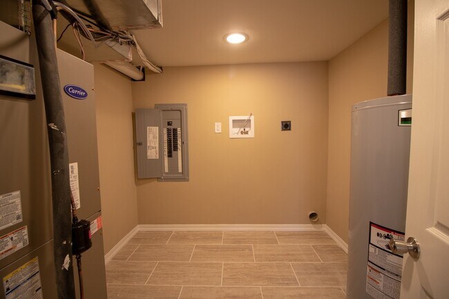 Building Photo - ???Newly Updated, MODERN 2 Bedroom in booming Brewerytown