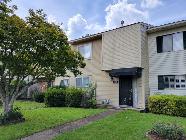 Primary Photo - 517 Saddlewood Ln