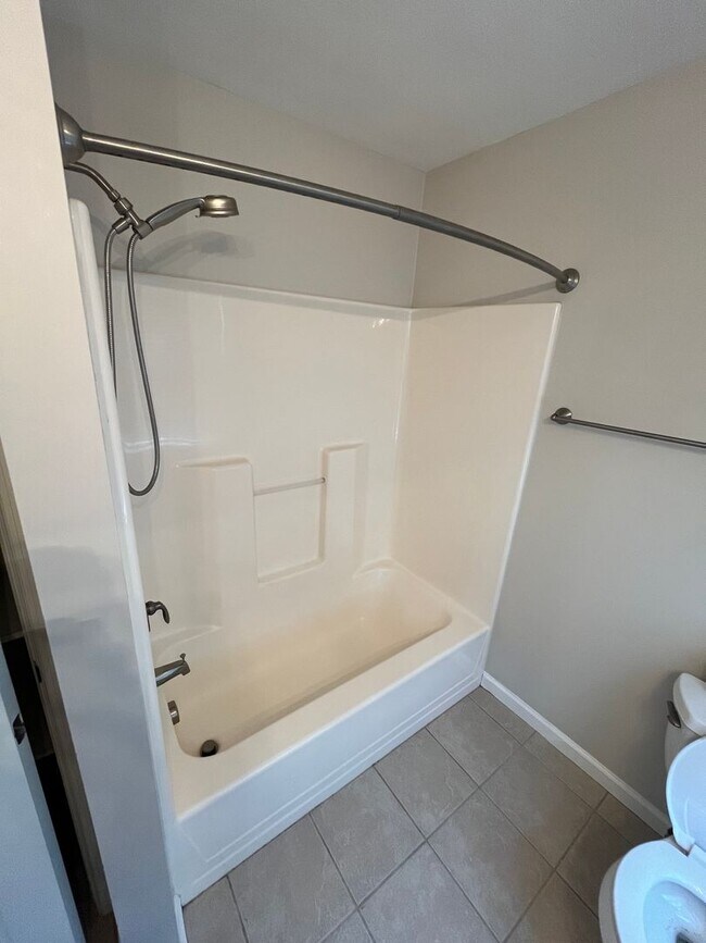 Building Photo - Newly Renovated 3 Bed 2.5 Bath Townhouse A...