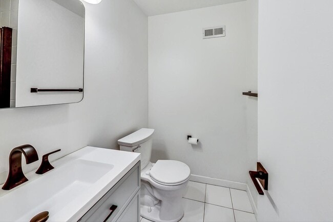 Building Photo - 2002 W Coulter St