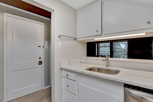 Building Photo - 2348 McClendon St