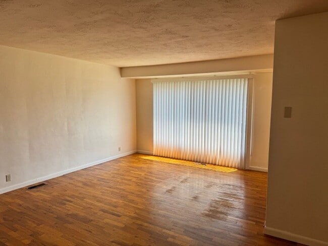 Building Photo - SINGLE LEVEL, 3 BEDROOM HOME WITH DETACHED...