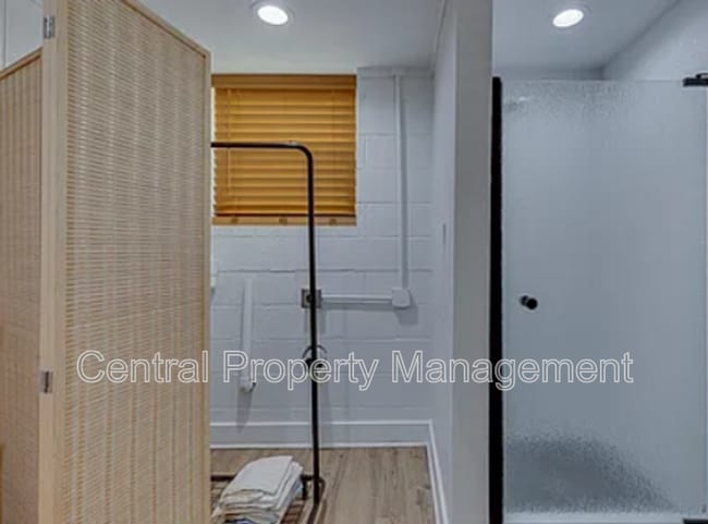 Building Photo - 1126 N Hwy 25 Bypass