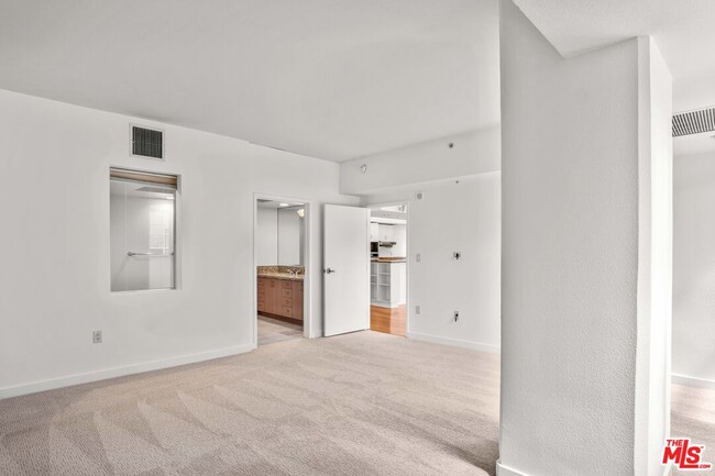 Building Photo - 13700 Marina Pointe Dr