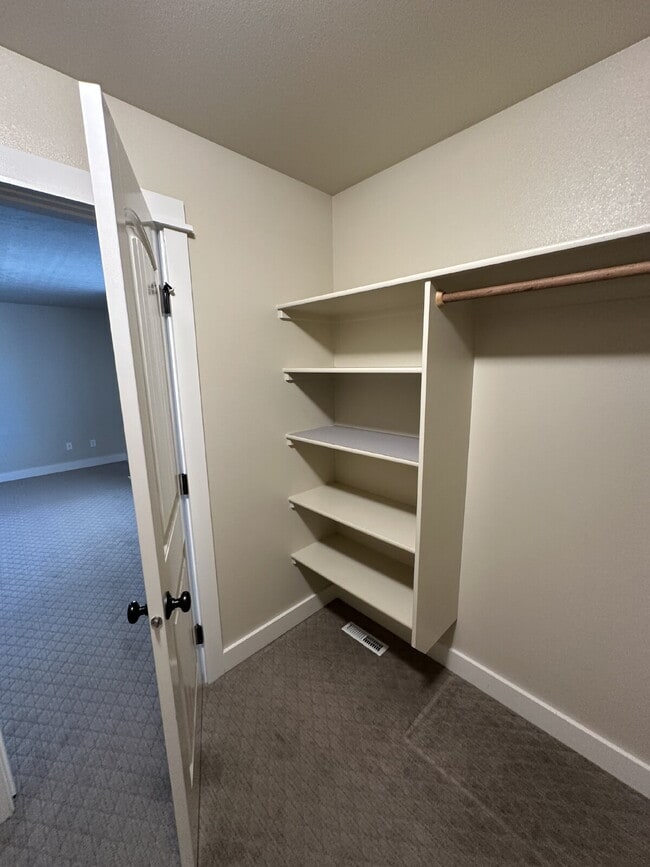 Building Photo - "Charming 4-Bed Home with Granite Accents & Hardwood Elegance in Meridian!"