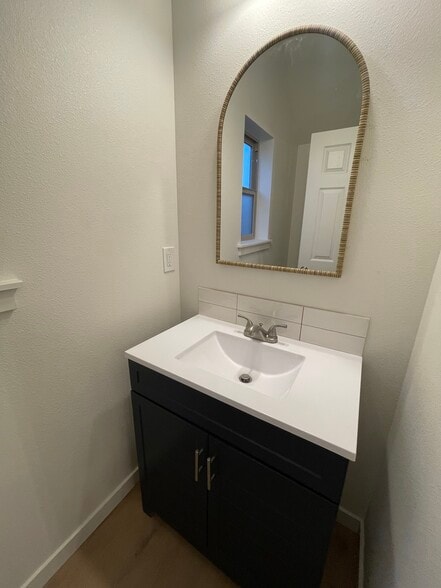 Building Photo - 1502 S E Landen Dr