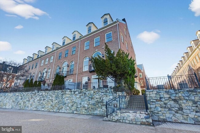 Building Photo - 700 Kahn Pl