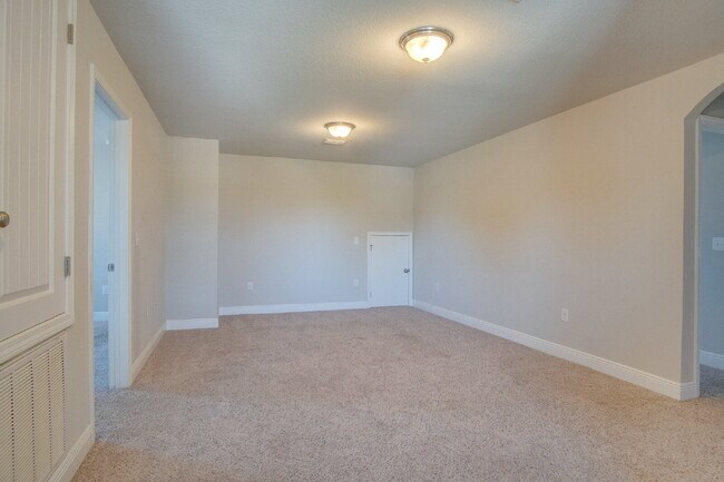 Building Photo - Highly desired 4/2.5 Gulf Breeze Home with hot tub!