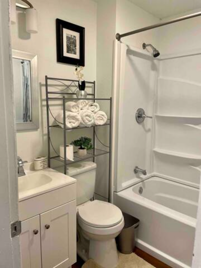 Full bathroom - 822 2nd St SW