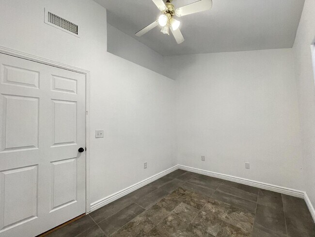 Building Photo - 2078 Del Rey Dr