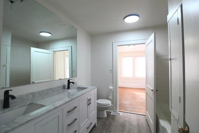 Building Photo - 805 S High St