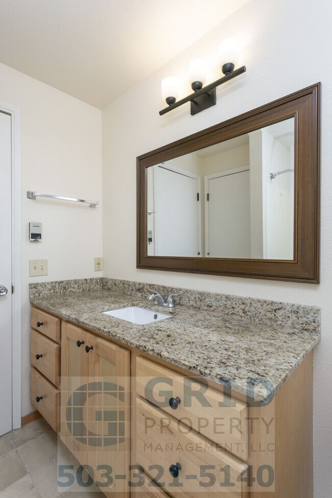 Building Photo - GPM648 - SE Stark St (T1)