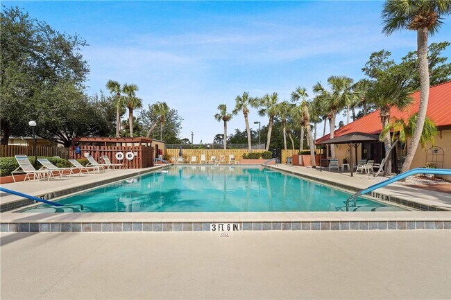 Building Photo - Beautifully Furnished Annual 2BR/2BA Condo...