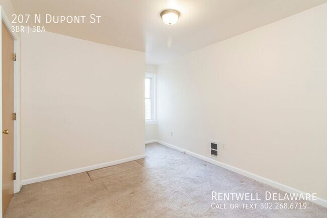 Building Photo - GORGEOUS TOWNHOME