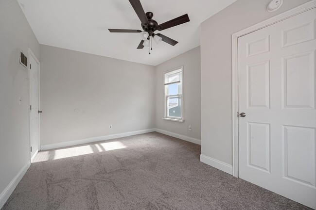 Building Photo - Madisonville- Charming 3+ bedroom 1.5 Bath, 1 car detached