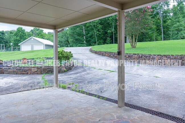 Building Photo - 165 Lakeshore Ct