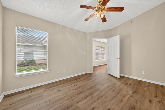 Building Photo - 15747 Ridgegate Rd