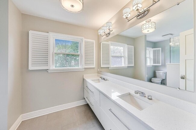 Building Photo - 511 S Dwyer Ave