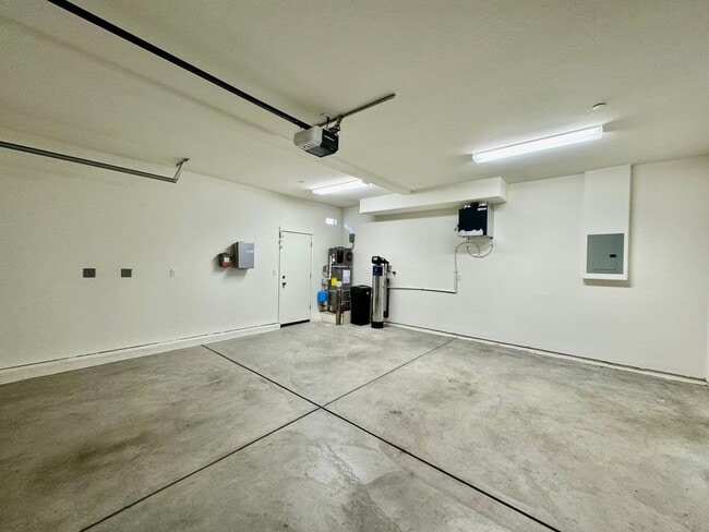 Building Photo - 5 Bedroom 3 Bath Home with Pool, pool and ...