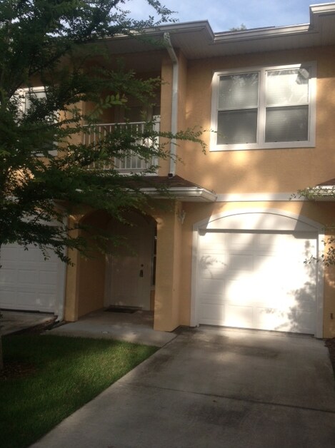 Building Photo - Quiet neighborhood close to Royal Park Plaza, theaters, shopping, restaurants, and UF