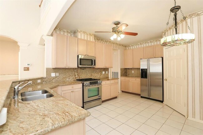 Building Photo - 10511 N Shadowdale Dr
