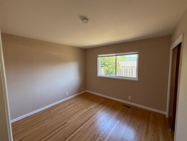 Building Photo - RENTED - 3 Bedroom Ranch Style Home in El ...