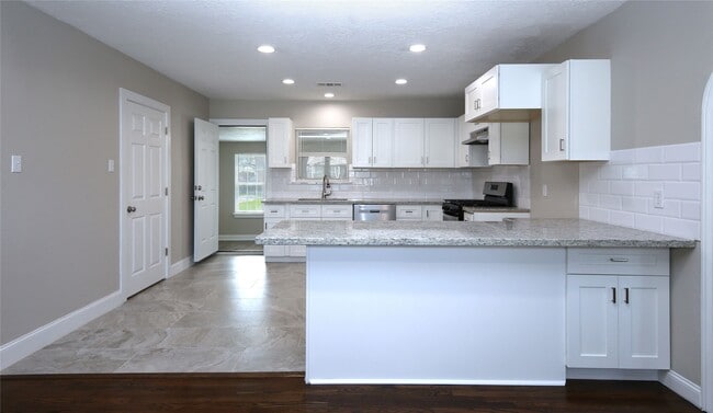 Building Photo - 5520 Lawson St