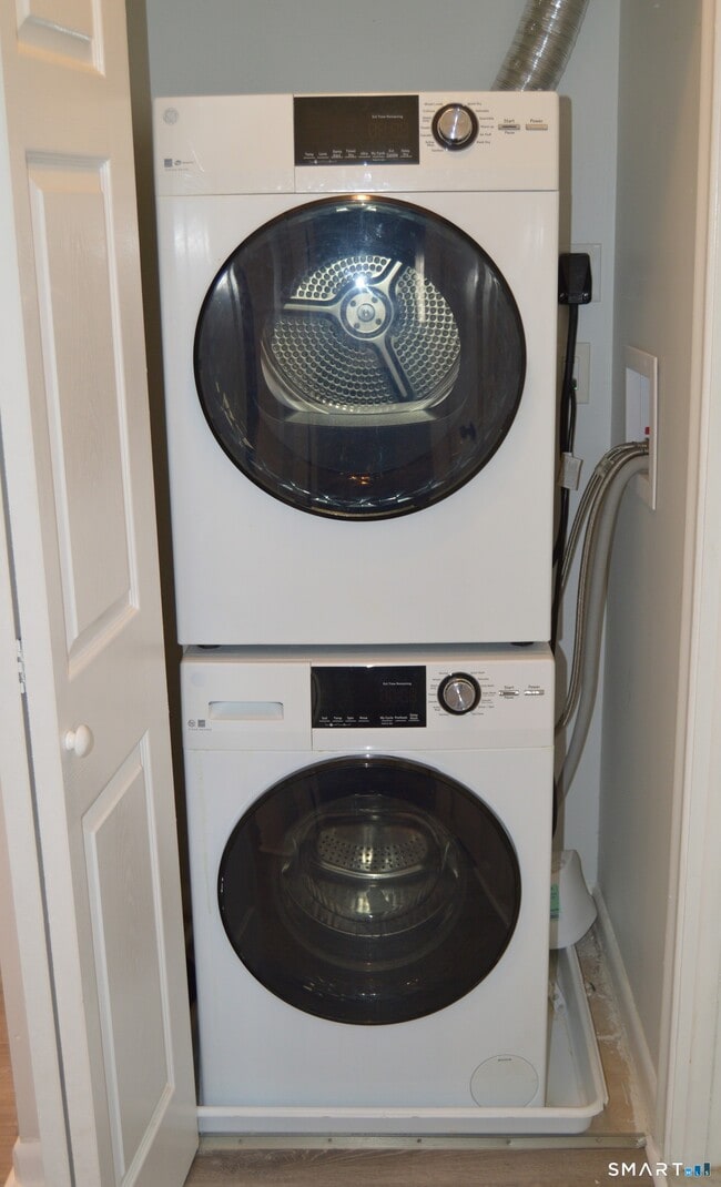 Building Photo - 1660 Farmington Ave