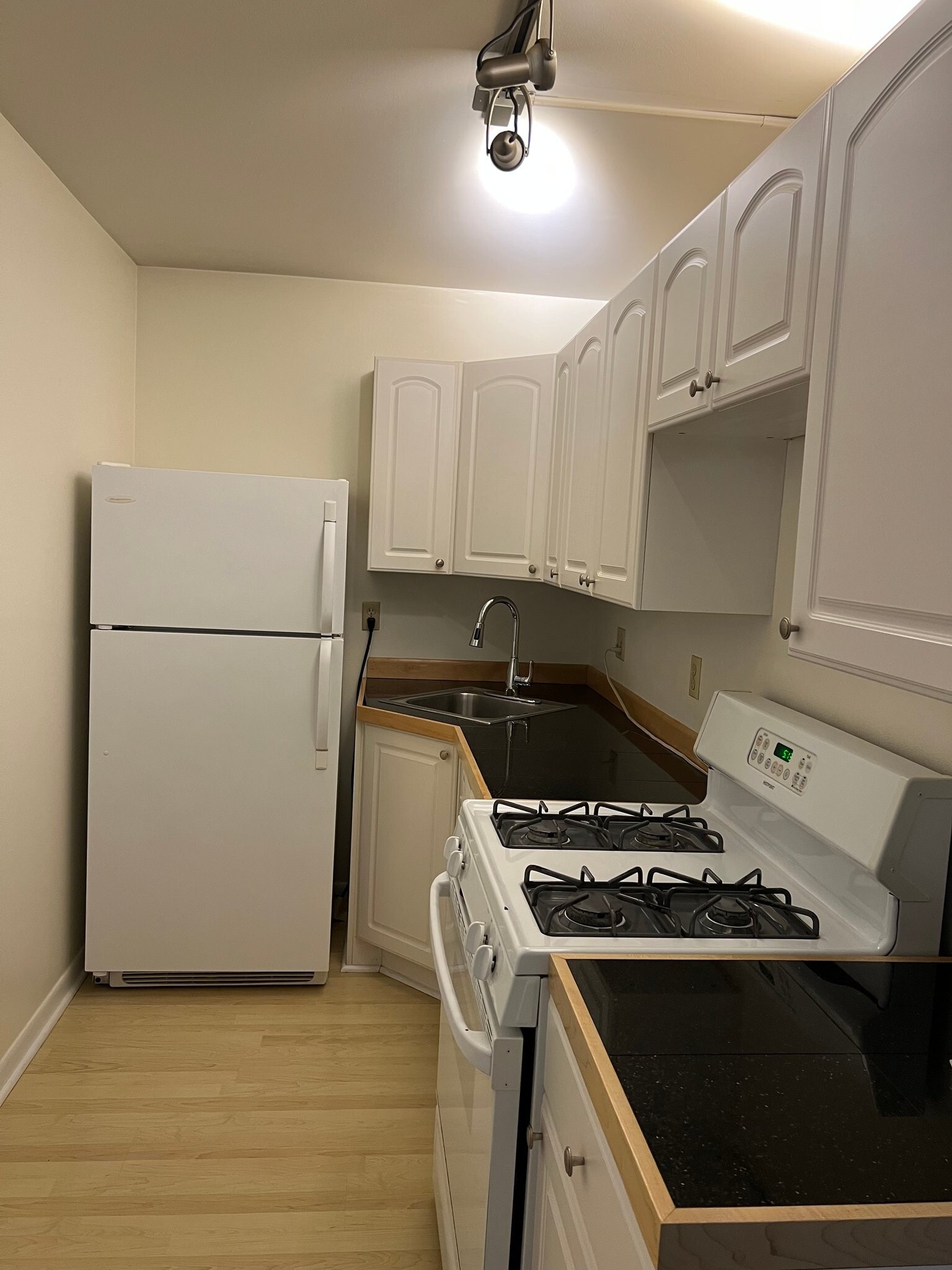 Building Photo - 2025 E Greenwich Ave