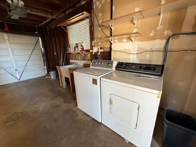 Building Photo - Adorable 3 bedroom 2 bath bungalow in Rosemont