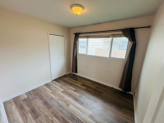Building Photo - 3 bedroom home centrally located!