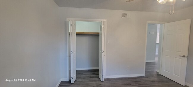 Building Photo - GROUND LEVEL UPDATED COLONIAL PARK CONDO