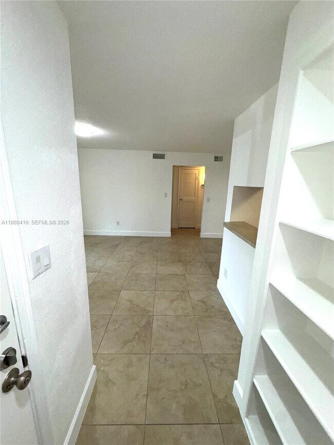 Building Photo - 733 Riverside Dr