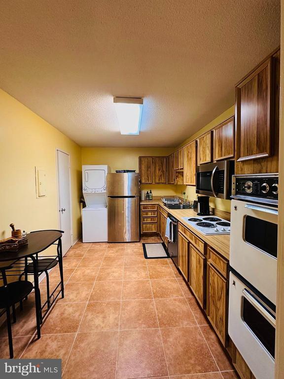 Building Photo - 8370 Greensboro Dr