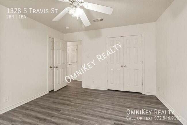 Building Photo - 1328 S Travis St