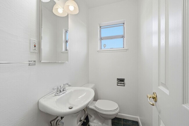 Building Photo - Beautiful Spacious 3-bedroom 1.5-Bath Home in Concord!