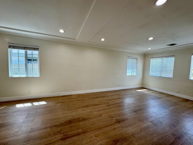 Building Photo - 514 Hill Dr