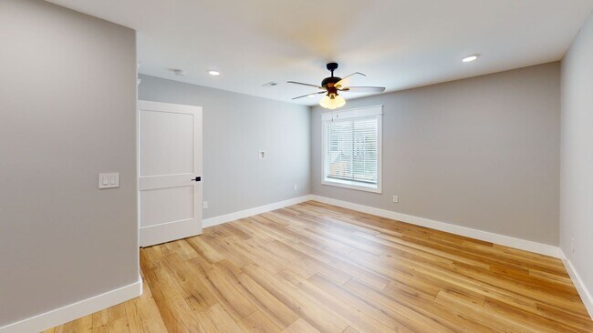 Building Photo - 1207 Hedge Ave