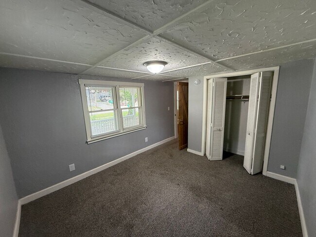 Building Photo - Newly Renovated 2 Bed / 1 Bath Grandview Home with Hardwood Floors & Deck