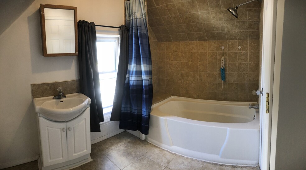 Bathroom - 829 Milwaukee St