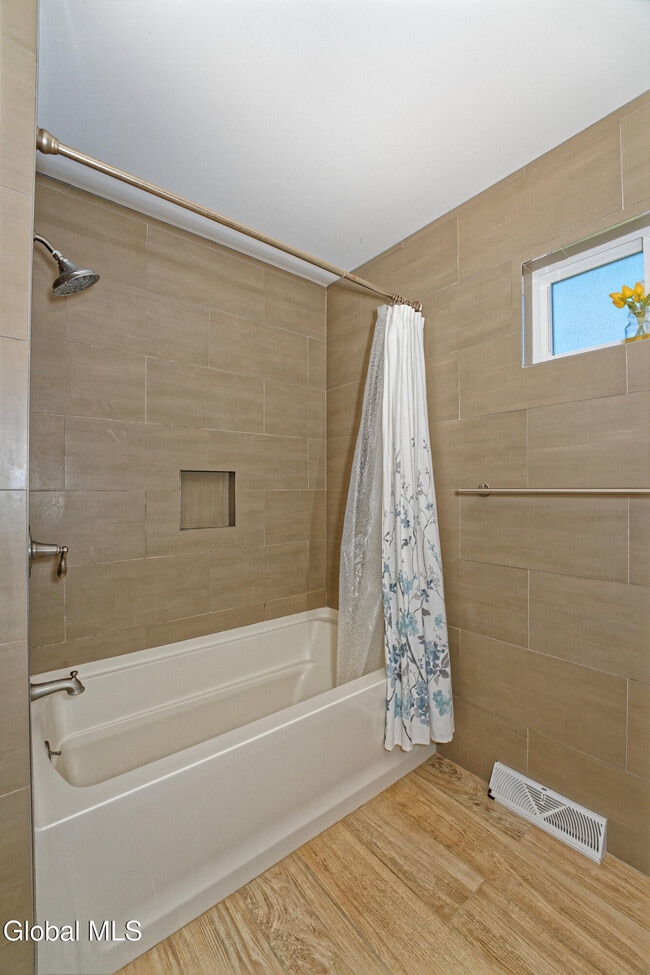 Building Photo - 5 Shamrock Cir