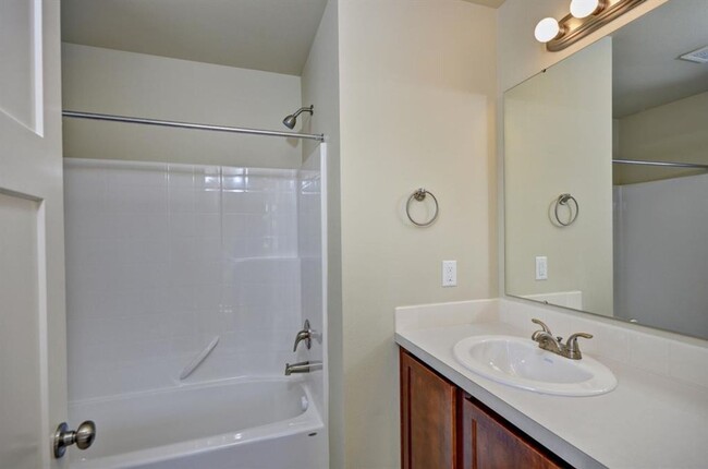 Building Photo - Newer Town home close to everything!